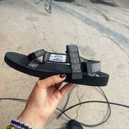 Sandalias unisex número 42 Europa pero pudieran servirle a un 41 - Img 57419000