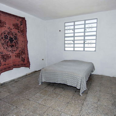 Se vende amplia casa de 3 habitaciones con garaje doble en La Habana,Reparto Martí (Cerro), cerca de Ciudad Deportiva . - Img 125833960