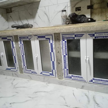 Con elegancia ,seriedad y rapidez le brindamos un servicio con marquetería de aluminio y cristal - Img 122354796