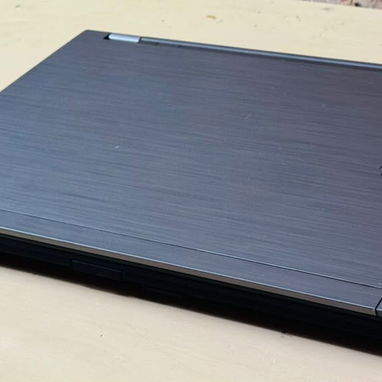 Laptop Dell Latitude gama empresarial - 9/10