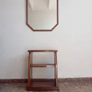 Conjunto de marco de madera con espejo y mesita auxiliar tipo estantería - Img 57232655