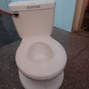 Vendo orinal de niño con forma de inodoro blanco, hace sonido de descarga simulado - Img 58368500