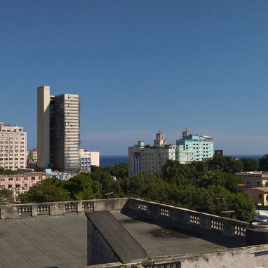 NEGOCIO APARTAMENTO EN EL VEDADO.   LO CAMBIO POR CARRO Y VUELTO O VENDO. - 4/4