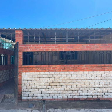 🏠 *SE VENDE CASA FRENTE A LA TERMINAL 2 DEL AEROPUERTO. BOYEROS* - 5/10
