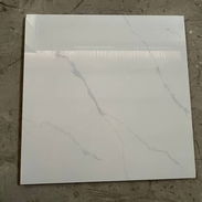 🪵 Porcelanato 60x60 País de fabricación: China Color: marmoleado Acabado: brillo Cantidad por ,A 39 USD. - Img 56426244