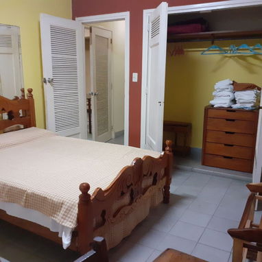 Se renta apartamento independiente de un cuarto en el Vedado. Teléfono +34 613774291. - Img 108085224