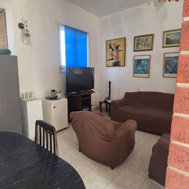 VEDADO A UNOS METROS DE 23 Y G APARTAMENTO 198M2CON 2 HABITACIONES Y 2 BAÑOS, LUZ, AGUA Y GAS SIEMPRE!! - Img 115464011
