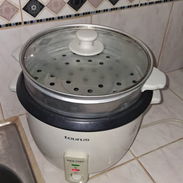 Vendo arrocera es d uso pero está en perfecto estado trabaja solo en la 220 Soy d Centro habana 15usd - Img 57949982