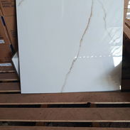 Porcelanato español brillo espejo 60x60 Calidad premium  4 piezas por caja Cobertura 1.44 💵40usd el metro - Img 57067569