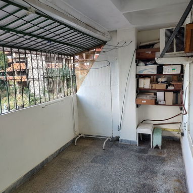 Alquilo apto grande, primer piso, un cuarto, agua caliente, wifi, edificio con elevador - Img 119473527
