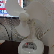 Vendo ventilador recargable de mesa con dos bombillos y un un panel solar en 50 usd panel - Img 56442821