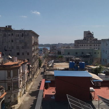 NEGOCIO APARTAMENTO EN EL VEDADO.   LO CAMBIO POR CARRO Y VUELTO O VENDO. - 2/4