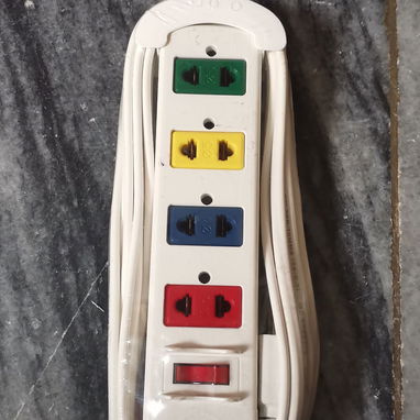 Tomacorrientes combinados y extensiones tipo regleta - 2/4