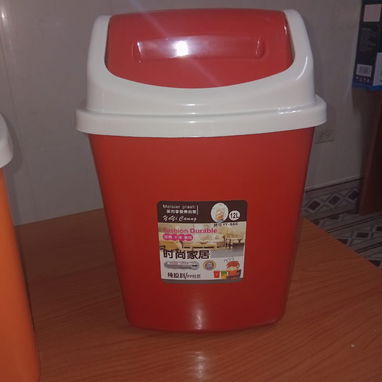 PAPELERA PLASTICA CON TAPA BASCULANTE 12 L, ENTREGA DE FACTURA, VARIEDAD DE ÚTILES DEL HOGAR, ETC - Img 121987822