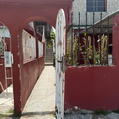 Se Vende vivienda en 2.º nivel con acceso privado al 3.º nivel – Reparto Chibás, Guanabacoa. - Img 126002268