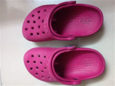 En venta un par de zapatos crocs de uso para niña pequeña - Img 65060728