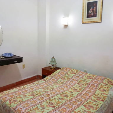 Se vende apto de dos cuartos muy próximo a 23 y 12. - 3/10