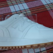 Tenis blancos New Balance Talla 37 - Img 58067931