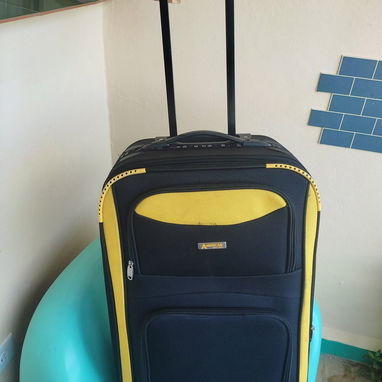 Gran rebaja se venden dos maletas a 20 dólares cada una - 6/6