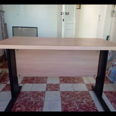 Vendo juego de mesa escritorio medidas: largo 1,10 cm, ancho 57 cm , altura 73 cmpara oficina con una butaca y 2 sillas. - 2/5