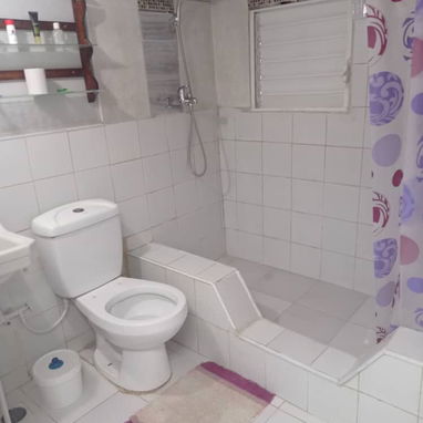 Permuto dando vuelto, apartamento modesto en vedado para casa cerca de las playas del este - Img 76044712