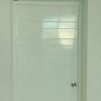 Desea una PUERTA de madera BUENA y CALIDAD !!!! La madera es de importación.. Se llama AYA - Img 121267880