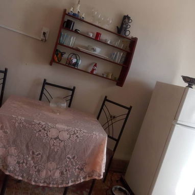 🏡✨ OPORTUNIDAD EN VENTA — LA HABANA  Isla Propiedades presenta esta acogedora vivienda independiente, ubicada en una zo - Img 122387627