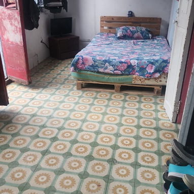 *10000 usd* Casa de propiedad en el cerro 3 cuartos naturales + otro cuarto en balbacoa para un total de 4 cuartos Sala - Img 119652190
