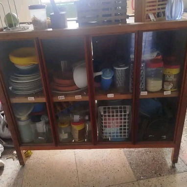 Mostrador exhibidor de madera con cristal y rueditas - 3/3