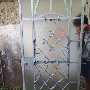 ✨Se realizan trabajos de herrería,⚒️ puertas,🚪 ventanas y enrejados, se incluye cristales, Yale, pintura anticorrosiva - Img 127927624
