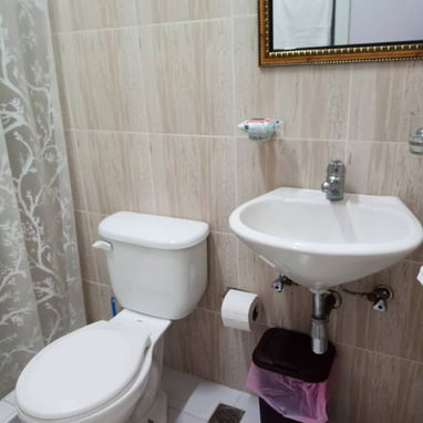 Renta Lineal Vedado bajos cerca de la Universidad y la Rampa. 300 usd 53582376 - 9/10