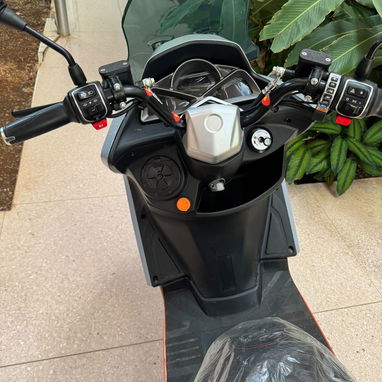 `🛵 𝐌𝐎𝐓𝐎 eléctrica JIMGHAN 🛵`  ⚙️𝐄𝐒𝐏𝐄𝐂𝐈𝐅𝐈𝐂𝐀𝐂𝐈𝐎𝐍𝐄𝐒 • 3000w - 72v - 40 ah • ⁠batería LITIO  • ⁠ censo - 2/9