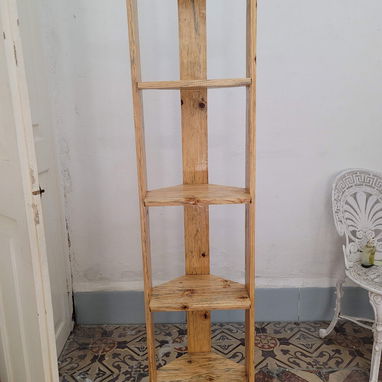 Estante vertical de pino macizo, apoyado en pared, ideal para exhibir libros, adornos y productos. - Img 115646677