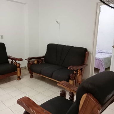 Se alquila a 100 metros Hospital Ameijeiras - 2/10