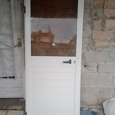 Ventanas de hierro con sus cristales en 70 mil.,puerta de marquetería de aluminio y cristalería en 70 mil., - Img 116663946