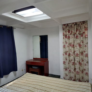 Alquilo apto grande, primer piso, un cuarto, agua caliente, wifi, edificio con elevador - Img 119471584