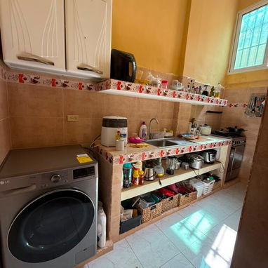 Ref # 85. Ofertaa casa semi independiente en excelente zona de Playa con posibilidad de carporshe. - 5/10