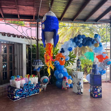 Piñatas, carteles, toppers, bases para dulces y más - 9/10