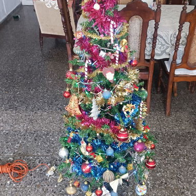 SE VENDE ÁRBOL DE NAVIDAD CON SUS ADORNOS Y LUCES  MEDIDAS: 1.50 mts.   140 USD. - Img 108714999