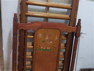Se vende cuna de madera buena con colchón y lanzadera - Img 64397948