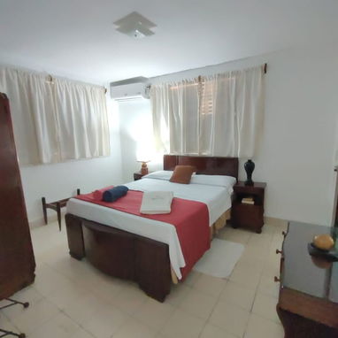 Vendo Apartamento en Miramar, 2 habitaciones, 2 baños, 200 mts del mar y 100 mts de 5ta ave.. - 2/5