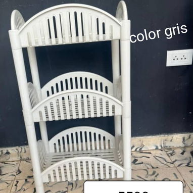 Venta de estantes plásticos, cubos con tapa, velas, fosforeras, pasta de dientes. - 5/10