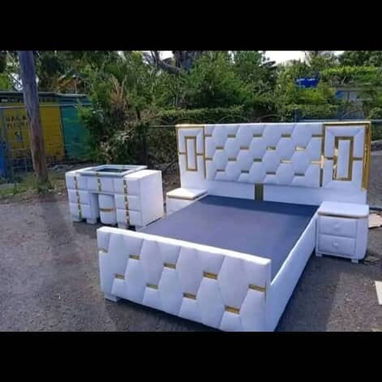 Camas capitoneadas y de tubos, variedad de modelos y estilos ,no dude en darle un toque especial a su dormitorio - Img 126022523