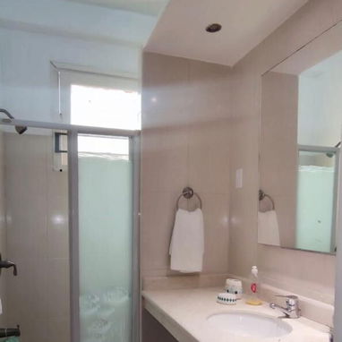 Apartamento en el Vedado 3 cuartos y medio y 3 ba帽os. Todo en 贸ptimo estado - Img 120154695