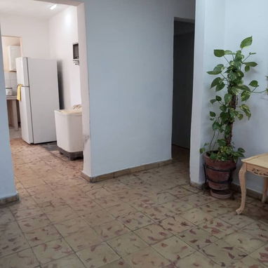 Alquilo apto en planta baja en Versalles, La Lisa,a tres cuadras solamente del hospital Frank País,muy céntrico - Img 119005441