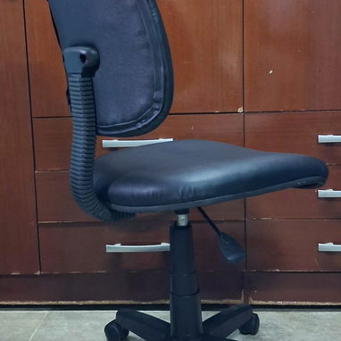 SE VENDE SILLA GIRATORIA PARA OFICINAS, ESCRITORIOS, PELUQUERÍA, MANICURIS, ETC. EN LA HABANA VIEJA. PV 56382806 - Img 123434022