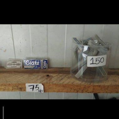 Detergente, esponja de fregar, haragán, recogedor, goma loca, cuchilla para rasurar, pilas, aguja e hilo - 7/10