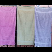 3 Toallas casi nuevas, grandes, buena felpa. Mide 1,36 x 76 cm. Precio 2000 c/u. - Img 56981956