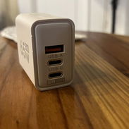 Cargador de 65 Watts, con entrada USB C y USB A. Carga rápida - Img 55740193