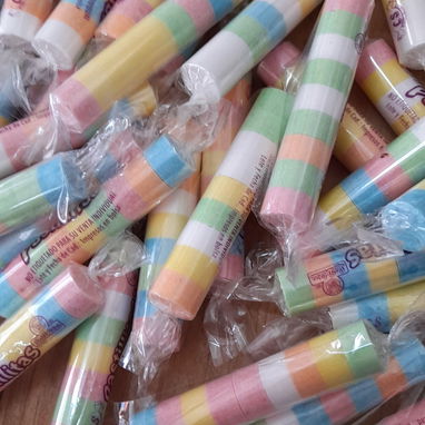Bolsas piñateras, chambelonas, chicles, pastillitas, malvaviscos, jugueticos, confeti y artículos de fiesta variados - Img 123073850